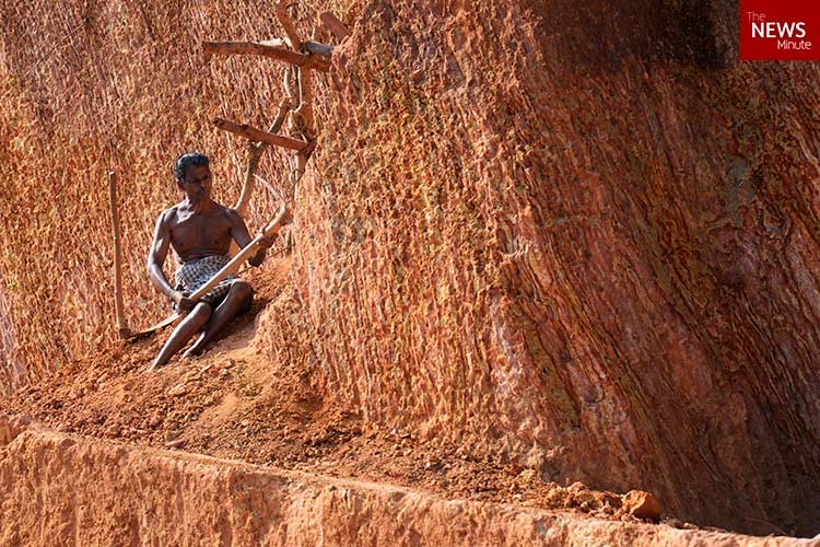 Царь горы: парализованный индиец прорубил гору, чтобы не быть обузой семье