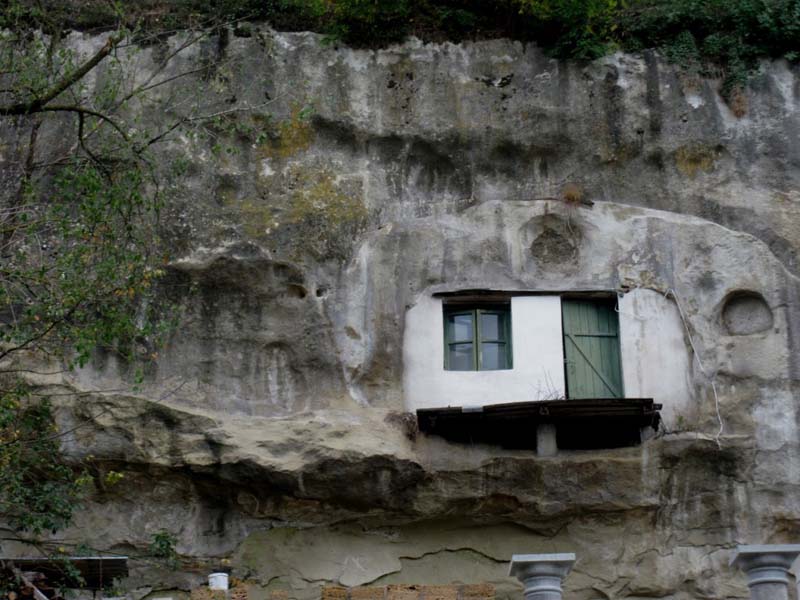 Удивительный городок в скале: Сетениль-де-лас-Бодегас (9 фото)