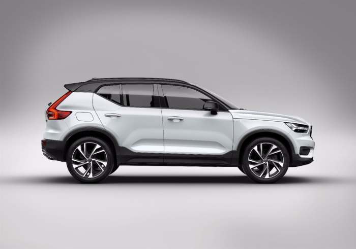 Компактный внедорожник Volvo со стеклянной крышей