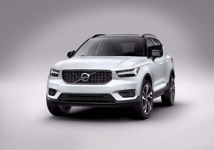 Компактный внедорожник Volvo со стеклянной крышей