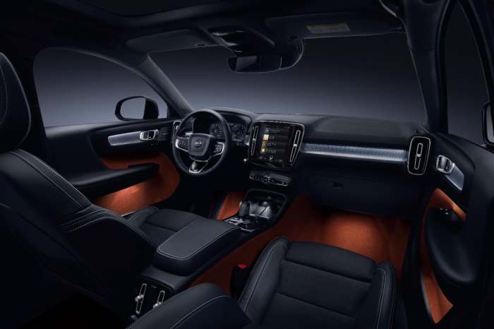 Компактный внедорожник Volvo со стеклянной крышей