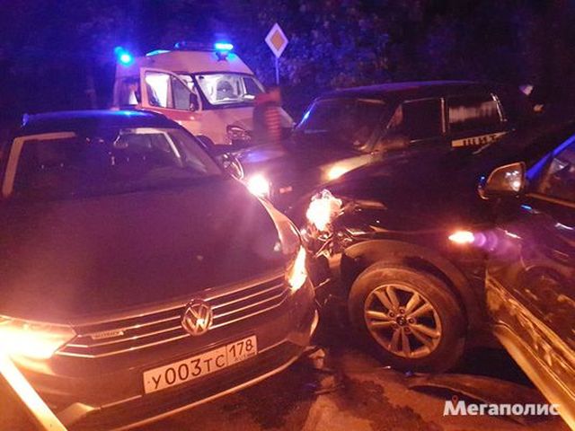 В Ленинградской области автомобиль с трупом в багажнике попал в массовое ДТП