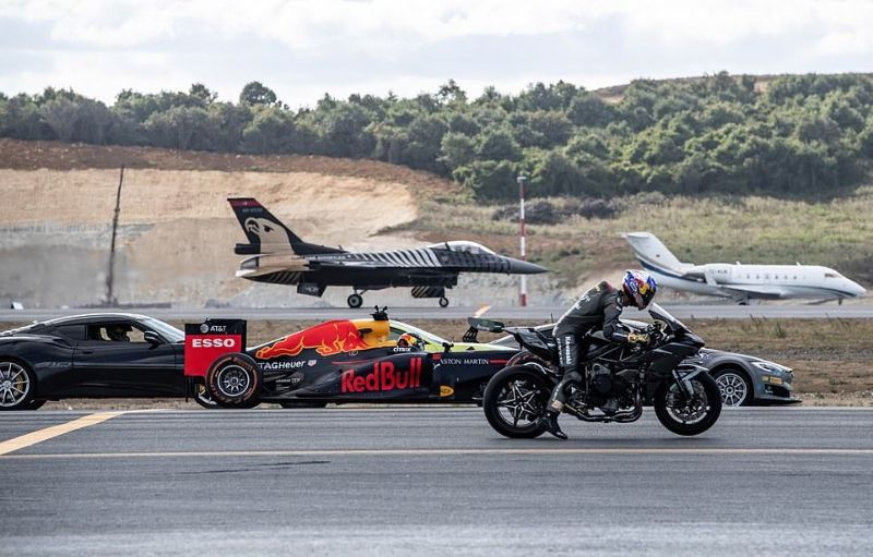 Два самолета, суперкары, байк и авто F1 соревновались, кто быстрее преодолеет 400 метров