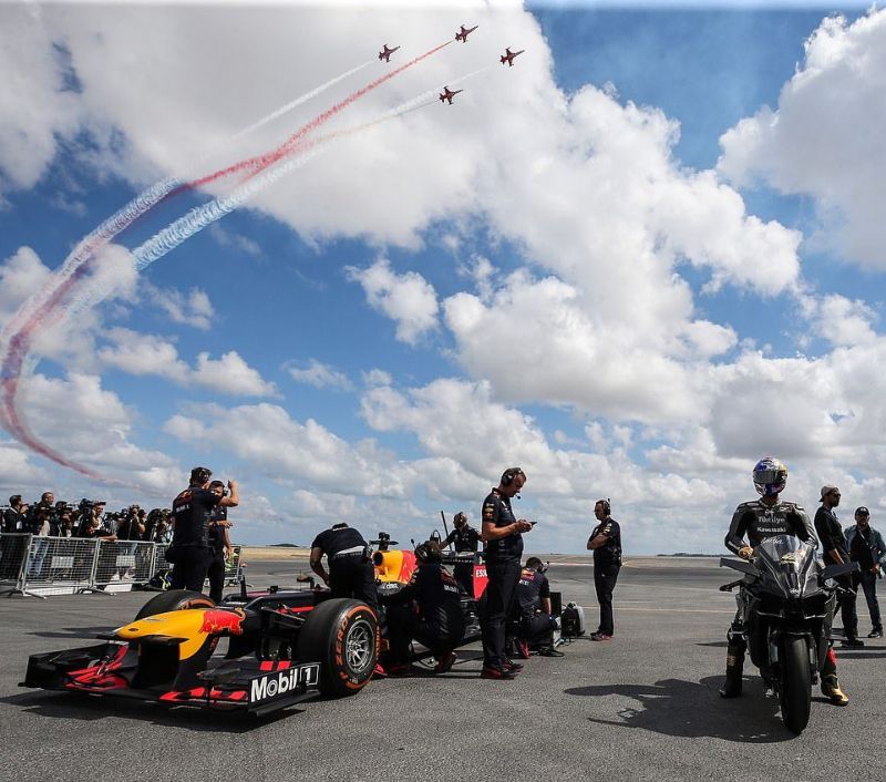 Два самолета, суперкары, байк и авто F1 соревновались, кто быстрее преодолеет 400 метров