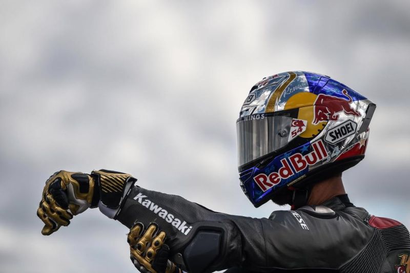 Два самолета, суперкары, байк и авто F1 соревновались, кто быстрее преодолеет 400 метров