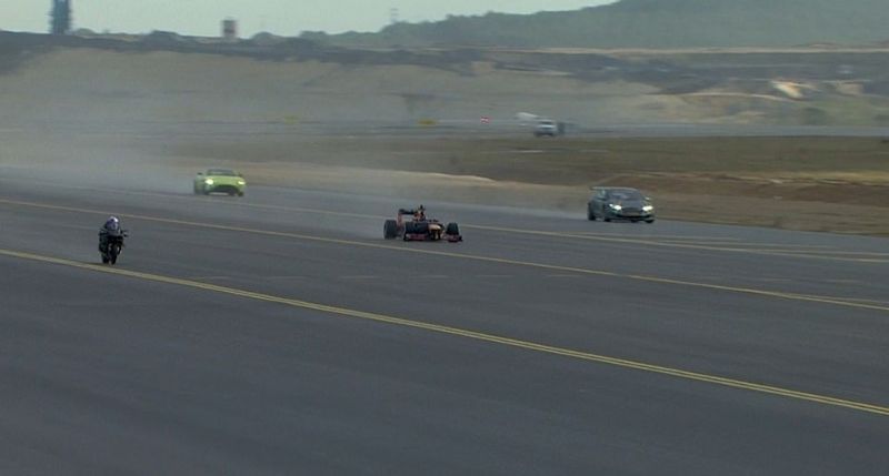 Два самолета, суперкары, байк и авто F1 соревновались, кто быстрее преодолеет 400 метров