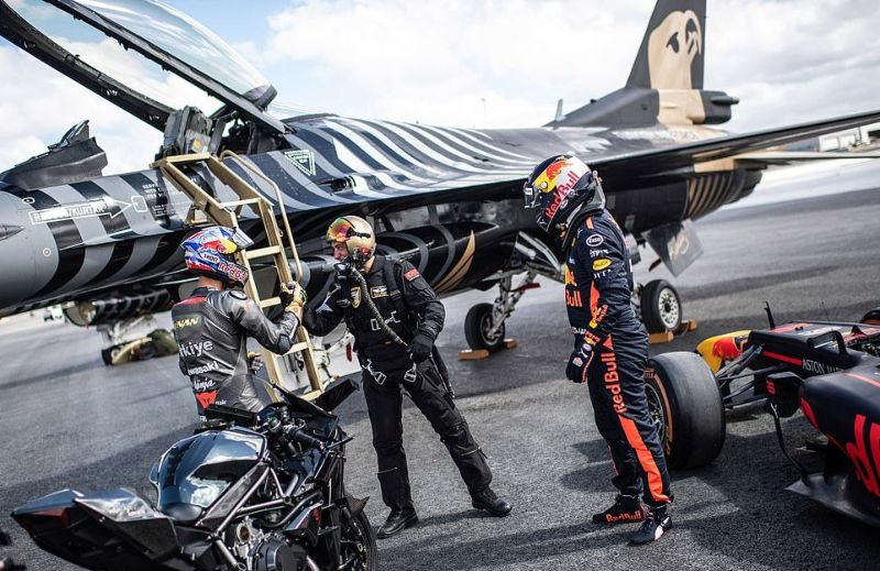 Два самолета, суперкары, байк и авто F1 соревновались, кто быстрее преодолеет 400 метров