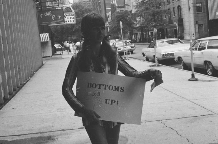 Сбор подписей топлесс в 1971-году в Нью Йорке