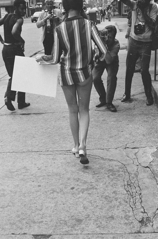 Сбор подписей топлесс в 1971-году в Нью Йорке