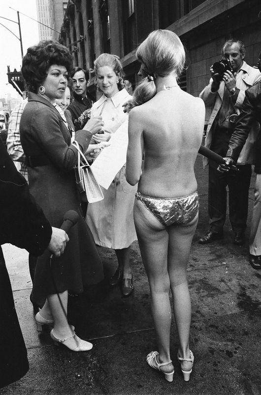 Сбор подписей топлесс в 1971-году в Нью Йорке