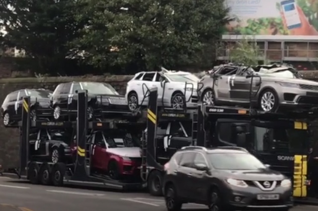 Шотландский аналог "моста глупости" в миг превратил несколько Ranger Rover в кабриолеты