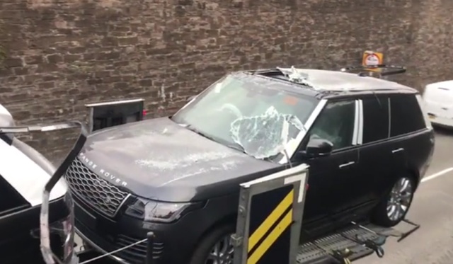 Шотландский аналог "моста глупости" в миг превратил несколько Ranger Rover в кабриолеты