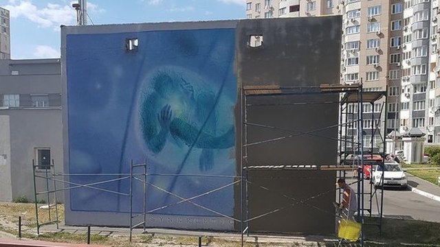 Серость и безликость лучше ярких красок?