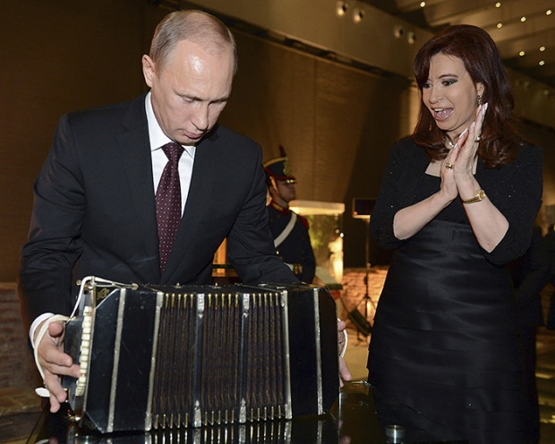 Что дарят Путину бизнесмены и политики Что дарят Путину бизнесмены и политики