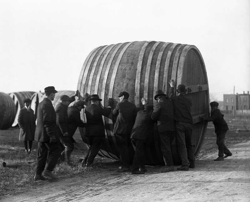 Сухой закон в США и уничтожение выпивки в 1919-1933 годах Сухой закон в США и уничтожение выпивки в 1919-1933 годах