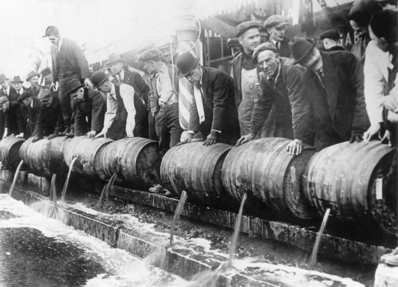 Сухой закон в США и уничтожение выпивки в 1919-1933 годах Сухой закон в США и уничтожение выпивки в 1919-1933 годах