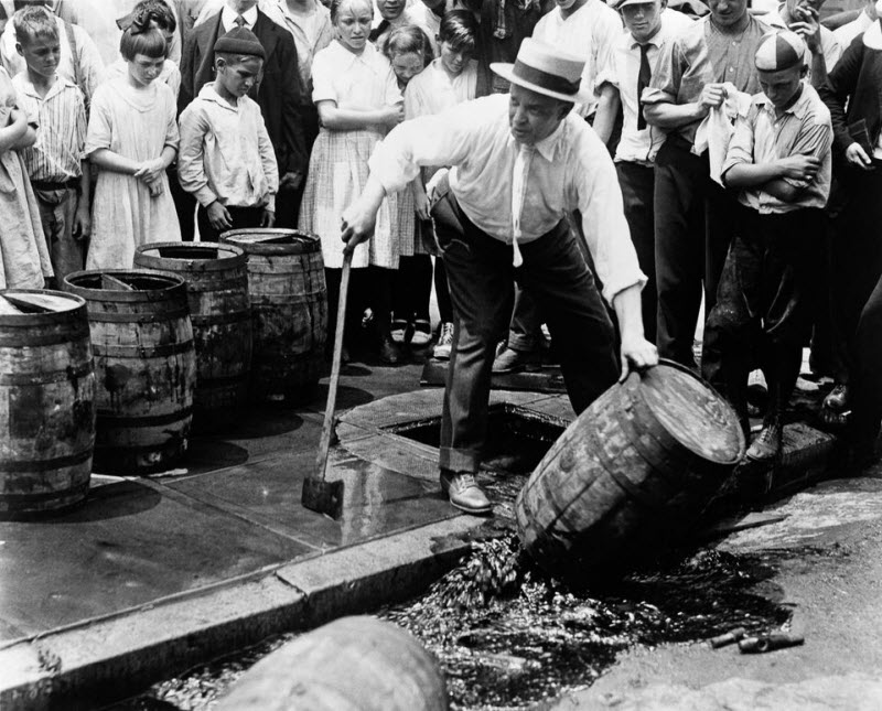 Сухой закон в США и уничтожение выпивки в 1919-1933 годах Сухой закон в США и уничтожение выпивки в 1919-1933 годах