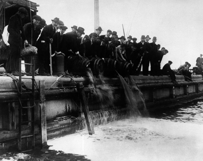 Сухой закон в США и уничтожение выпивки в 1919-1933 годах Сухой закон в США и уничтожение выпивки в 1919-1933 годах
