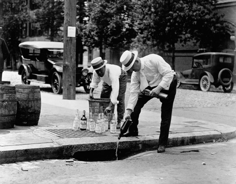 Сухой закон в США и уничтожение выпивки в 1919-1933 годах Сухой закон в США и уничтожение выпивки в 1919-1933 годах