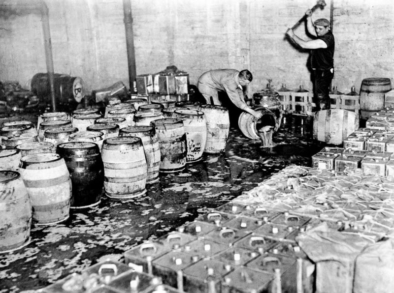Сухой закон в США и уничтожение выпивки в 1919-1933 годах Сухой закон в США и уничтожение выпивки в 1919-1933 годах