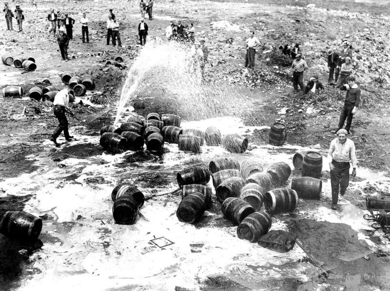 Сухой закон в США и уничтожение выпивки в 1919-1933 годах Сухой закон в США и уничтожение выпивки в 1919-1933 годах