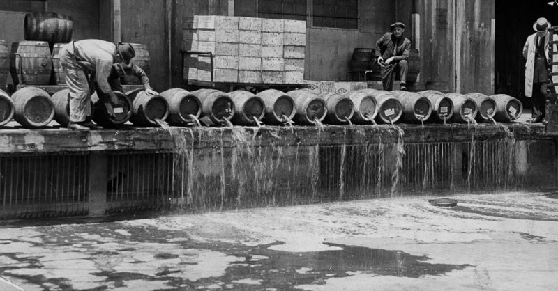 Сухой закон в США и уничтожение выпивки в 1919-1933 годах Сухой закон в США и уничтожение выпивки в 1919-1933 годах