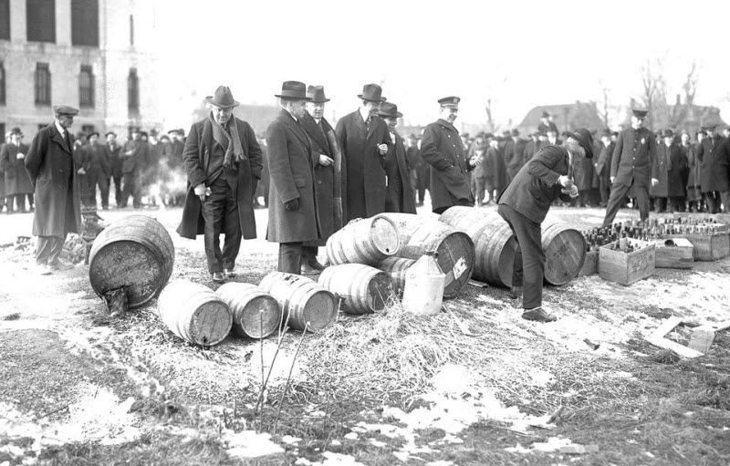 Сухой закон в США и уничтожение выпивки в 1919-1933 годах Сухой закон в США и уничтожение выпивки в 1919-1933 годах