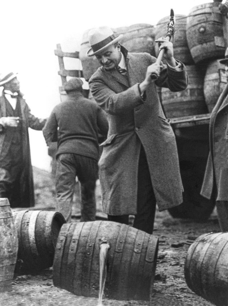 Сухой закон в США и уничтожение выпивки в 1919-1933 годах Сухой закон в США и уничтожение выпивки в 1919-1933 годах