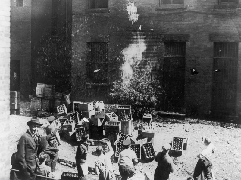 Сухой закон в США и уничтожение выпивки в 1919-1933 годах Сухой закон в США и уничтожение выпивки в 1919-1933 годах