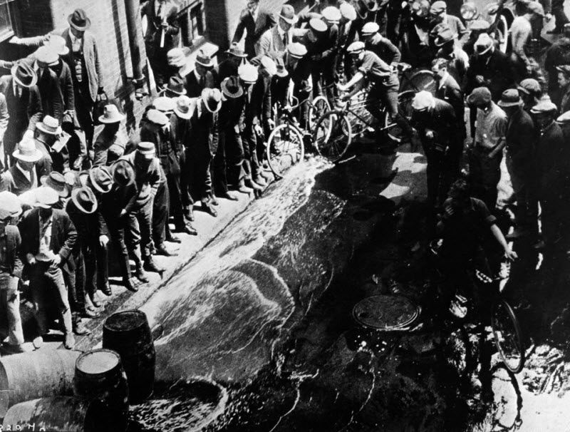 Сухой закон в США и уничтожение выпивки в 1919-1933 годах Сухой закон в США и уничтожение выпивки в 1919-1933 годах