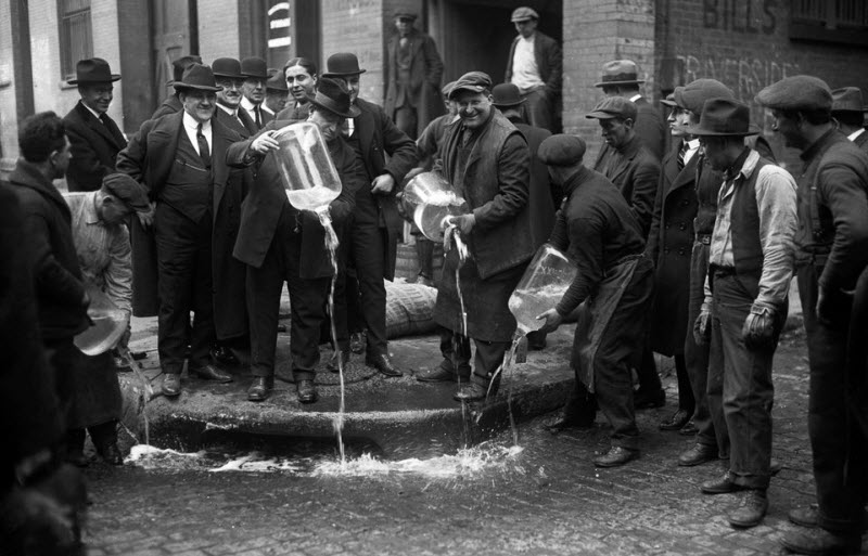 Сухой закон в США и уничтожение выпивки в 1919-1933 годах Сухой закон в США и уничтожение выпивки в 1919-1933 годах