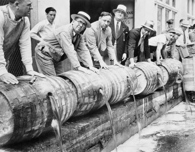 Сухой закон в США и уничтожение выпивки в 1919-1933 годах Сухой закон в США и уничтожение выпивки в 1919-1933 годах