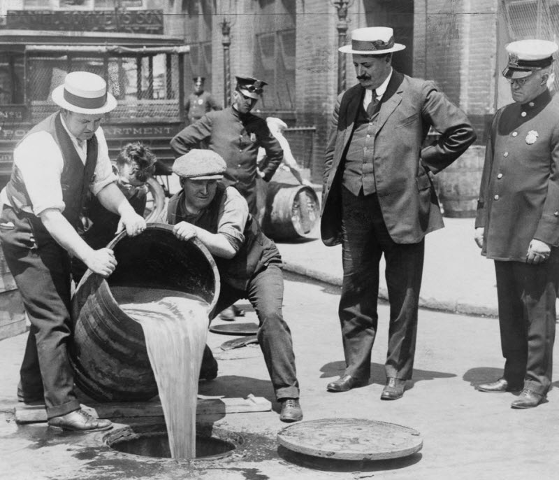 Сухой закон в США и уничтожение выпивки в 1919-1933 годах Сухой закон в США и уничтожение выпивки в 1919-1933 годах