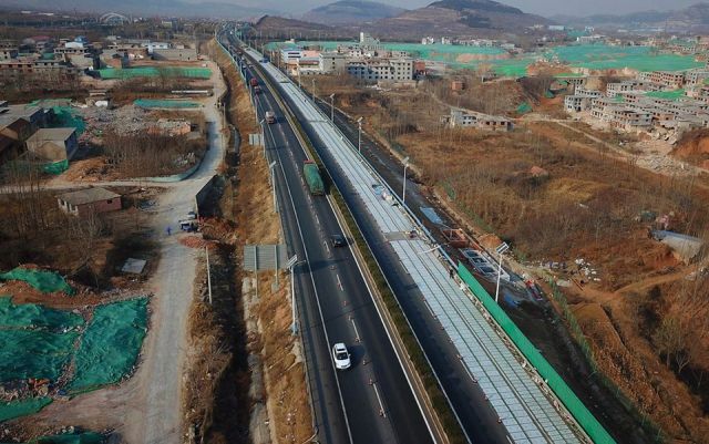 В Китае построили дорогу из солнечных батарей