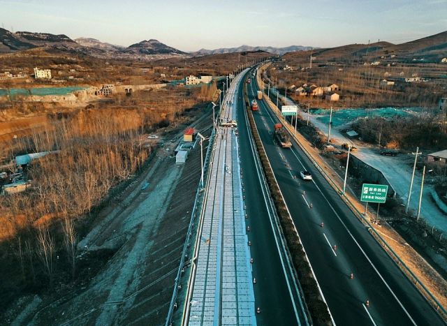 В Китае построили дорогу из солнечных батарей