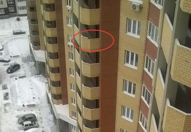Тюменец выпал с 10-го этажа и отсудил у застройщика более полумиллиона рублей