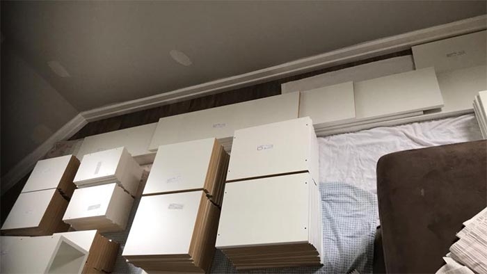 Эта пара увидела в интернете идею и превратила обычные полки в нечто очень крутое
