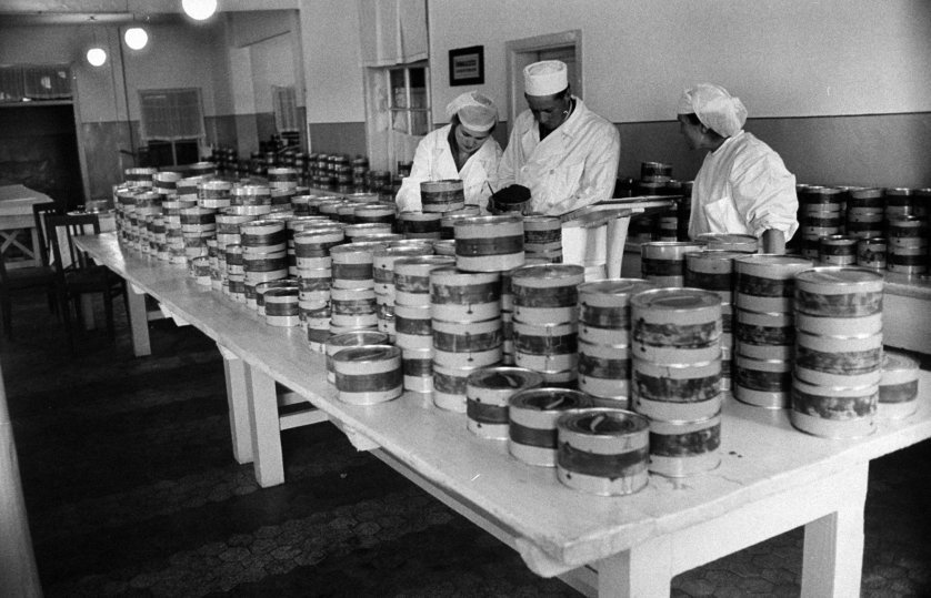 Добыча чёрной икры в Астрахани в 1960-м году Добыча чёрной икры в Астрахани в 1960-м году