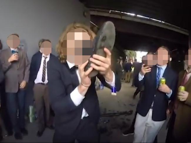 Австралийская дедовщина: а ну-ка первокурсник попробуй выжить!
