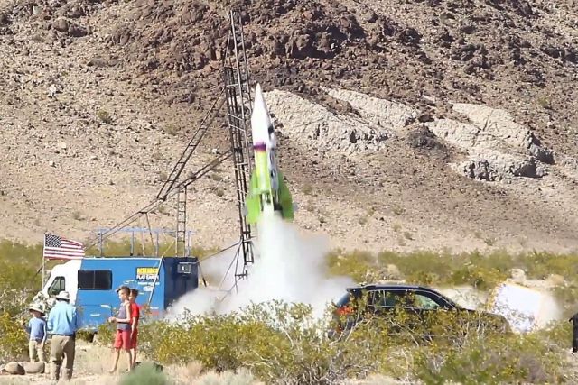 Американец, верящий в плоскую Землю, совершил полет на самодельной ракете