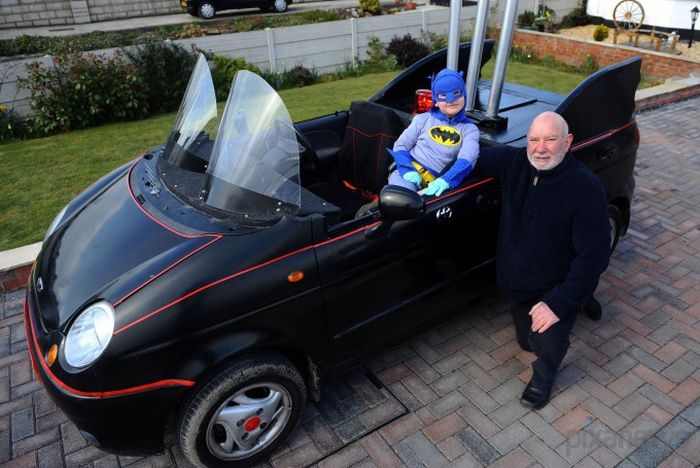 Дедушка подарил внуку Бэтмобиль (3 фото)