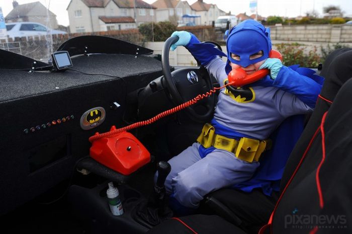Дедушка подарил внуку Бэтмобиль (3 фото)