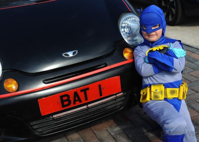 Дедушка подарил внуку Бэтмобиль (3 фото)