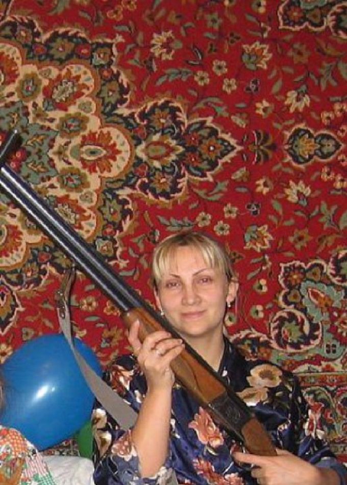 Девушки с коврами