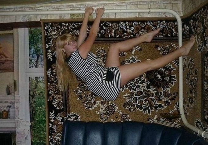 Девушки с коврами