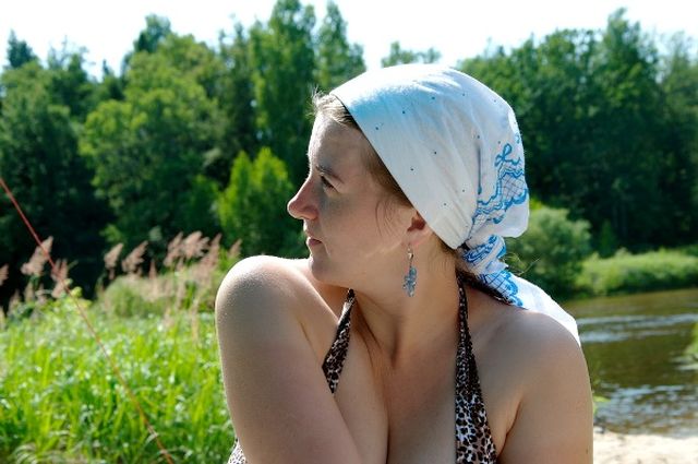 Девушки фотографируются в деревне