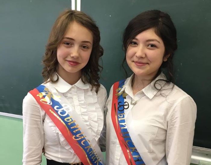 Кто эта девочка слева?