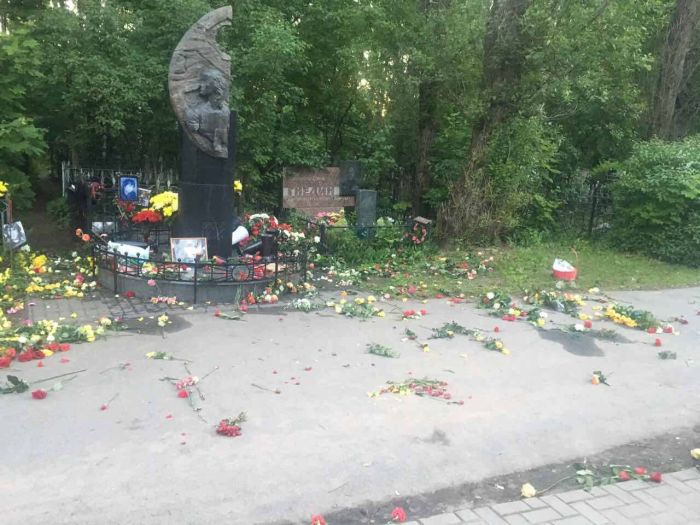 Полиция проверяет информацию об осквернении могилы Виктора Цоя