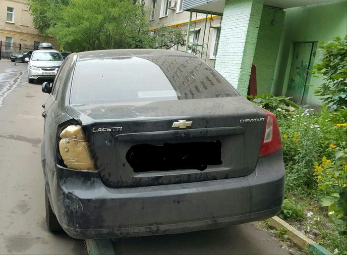 Губка и пара лампочек решила все проблемы этого автомобилиста