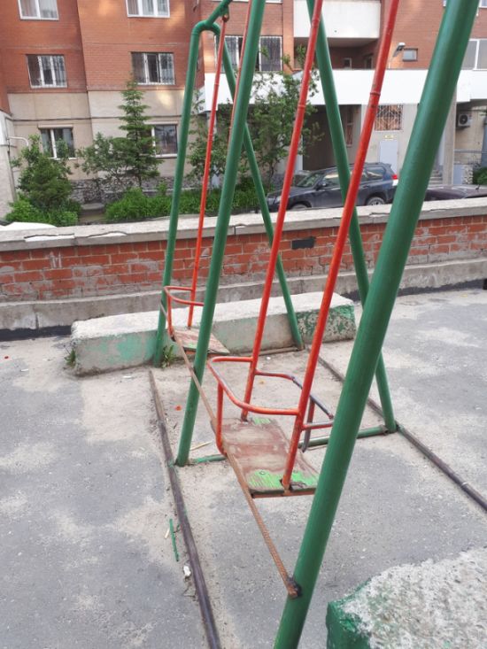 Активисты исправили "травмоопасную" детскую площадку